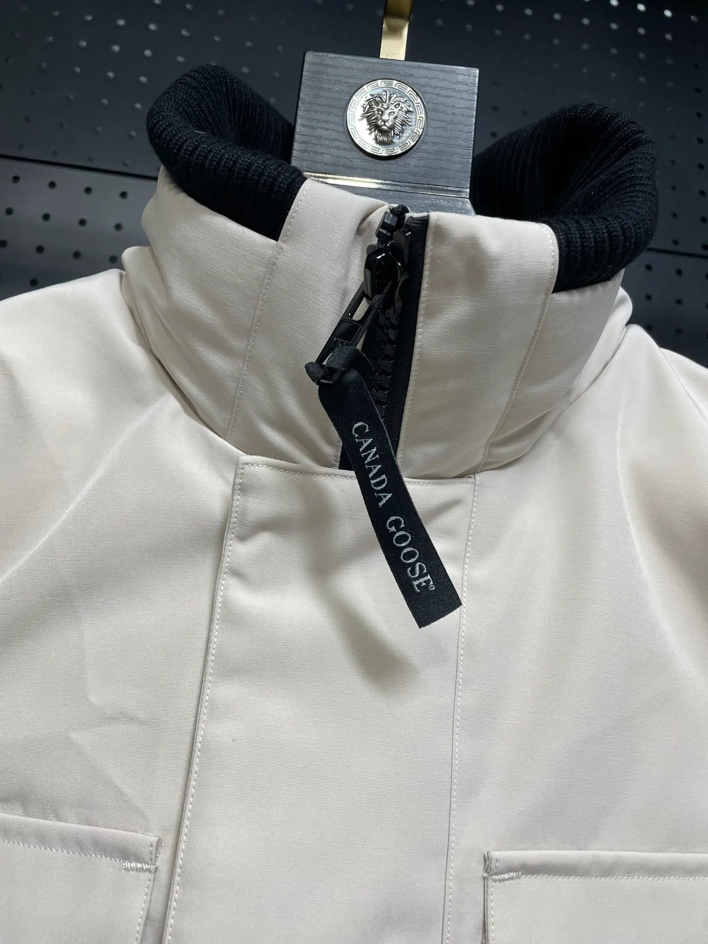 P800 forester men's new model black 24 models Canada Goose (Canada Goose) Men's model xs-xxl The highest version on the market! 🔥 Recommendation of single product for autumn and winter hard goods # Produced by OEM canada goose # The Canadian brand canada goose has always been recognized as the warmest down jacket, and its existence can often be seen in the winter street photos of various celebrities. I make Canada Goose every year, but I still can’t get rid of my love for it. No matter how cold the weather is, there’s no need to be afraid! Because this year, as always, we will provide you with ruthless goods and prepare large quantities of goods. I believe that the market has become a bit chaotic, but we are not afraid. Only good things are competitive, not comparing prices! No one is stupid enough to quote a high price and send old customers away! Look at price in the short term and quality in the long term! If you care about quality, please respect its price! If what you want is cheap, please don't expect good quality! You get what you pay for, this is the rule of the market! We really value quality. It is only worn by the one who understands you! Filling content: 90 international standard duck down! I won’t say much more, everyone sells their own goods! Regarding the down content, you can feel it with your hands. There is nothing wrong with good down. Another customer said that the clothes are very light, but the ones on the market are very heavy. For us insiders, adding some filament to the clothes will make them look bulging and heavy. But we won't do that! 🔥Pure original fidelity! 🔥Everyone who has been cooperating with us in the past few years knows that the large-scale wholesale market products are incomparable to us. You are welcome to visit the brick cabinet and then come to my home to buy! It is the legendary warmest down jacket. A goose and a single layer of clothing can withstand minus 20 degrees Celsius! Known as a must-have for Arctic outdoor sports! The most popular down jacket in the world, celebrities are rushing to buy it, it is a must-have!